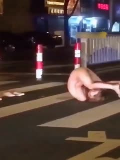 《疯狂抖音》美新娘5 美女喝高了洒酒疯耍的点大当街脱光光摆pose还跟jc动手(28)}