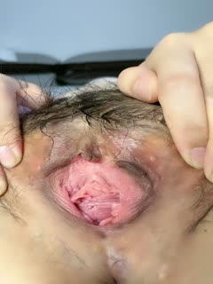 风骚的小少妇露脸伺候蒙面大哥，让大哥在床上各种玩弄，全程露脸深喉大鸡巴各种抽插，让大哥抠逼玩道具插}