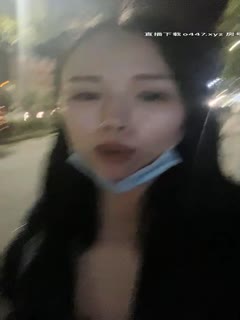 骚女夜晚户外带大黑牛自慰，找了个厕所震动逼逼头部插入非常诱人，很是诱惑喜欢不要错过}