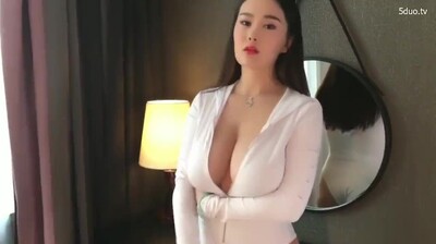 嫩模易阳酒店大尺度私拍.}