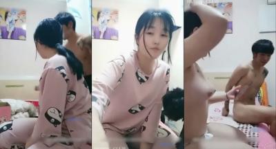 社会男爆艹02年学生妹,妹子身材丰满,硕大屁股坐上去,年龄不大,欲望却很大,墙上还挂着艺术照.}