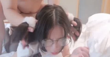 ❤️清纯如莲花的眼镜妹JK少女制服❤️被猥琐猪头主人无套搞了，还内射，艹得哇哇叫，戴眼镜的就是闷骚.}