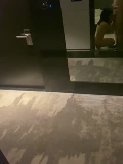 紧张刺激 酒店开着门口交深喉肉棒}