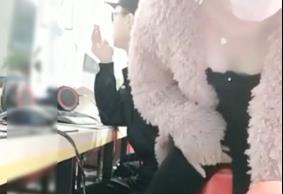 清纯女主播现场直播网吧勾引保安值班室啪啪.}