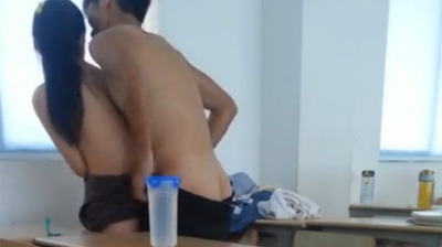 情侣放学后在教室偷偷做爱自拍1.}