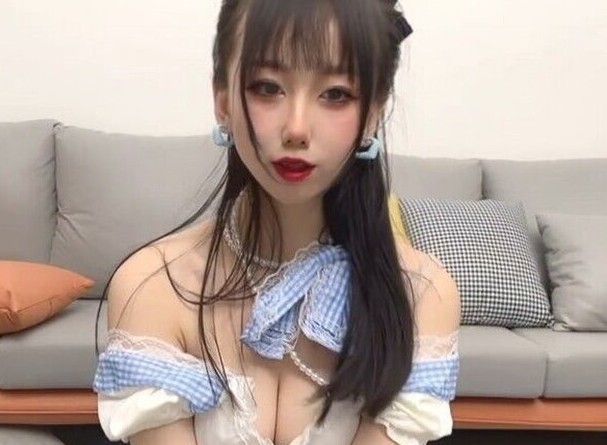 貌美小桃酱女仆装初体验服侍主人尽情享用小桃的肉体全自动榨汁尤物口爆吞精.}