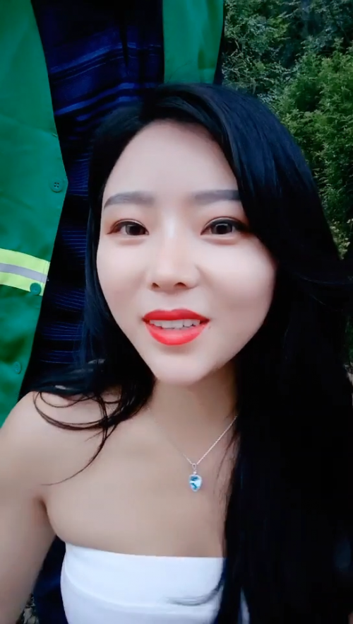 美少妇户外猎物偶遇幸运的山区护林员大叔估计做梦也想不到日常上班还能艳遇享受后庭极致潮吹.}