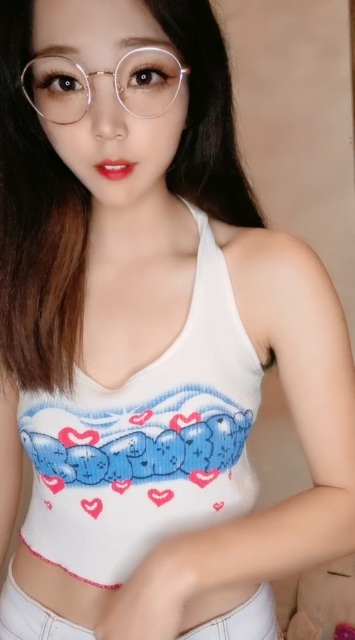 眼镜红唇小姐姐新人诱惑齐逼小短裤扭动细腰超浓密多毛骚逼掰穴近距离特写收缩清晰可见.}