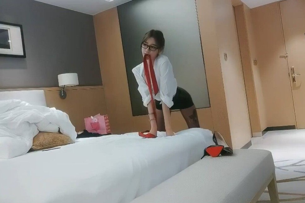 云南别克君威车模第三场再干更精彩.}