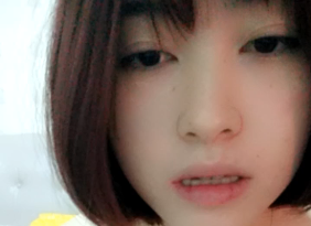 长相清纯漂亮的邻家小妹模样的可爱妹子一件件脱掉情趣内衣自摸小穴还是很粉的.}