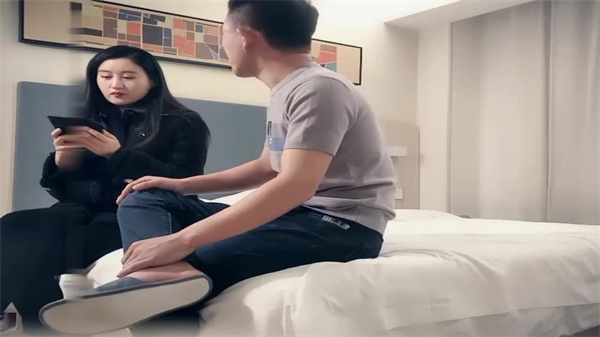 刚下海不久兼职外围美女御姐型扑倒要亲嘴穿上黑丝抓着奶子吸吮}