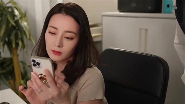 AI-迪丽热巴-热情奔放的女上司}