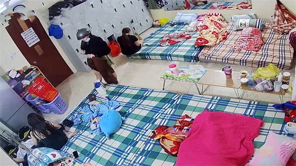 高端沐足店监控颜值身材极品的技师睡前换衣嬉闹十分养眼}