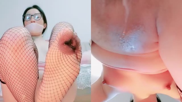 高跟网袜肥臀眼镜痴女淫声荡语撩骚互动小黄瓜玩弄骚逼坐骑假屌爆操无毛骚穴}