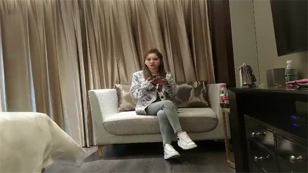 高马尾网红外围美女牛仔裤修长美腿小伙很满意}