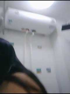清纯文静少女！坐在马桶上插穴！道具璃棒进进出出，表情一脸享受，骚穴淫水流出}