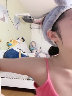 D杯小白露脸新人兼职直播撩骚狼友，听狼友指挥漏出骚奶子揉捏}