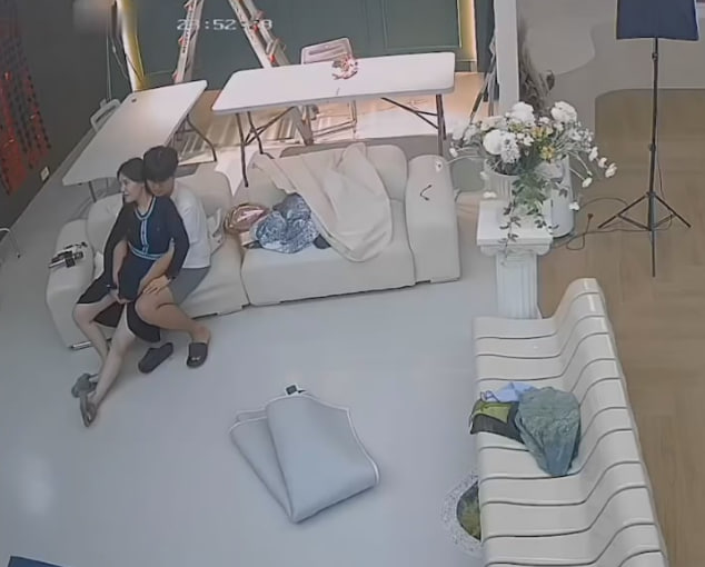 黑客破解网络摄像头监控偷拍摄影棚没有其它人的时候摄影师淫秽老板娘和她亲热}