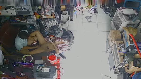黑客破解网络摄像头监控偷拍电器维修点小夫妻在门店里啪啪}