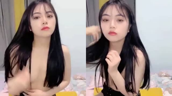 黑丝骚妹子淫声荡语撩骚互动玩奶扣逼道具自慰}