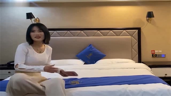 花臂哥酒店约炮家里缺钱出来兼职的美女}