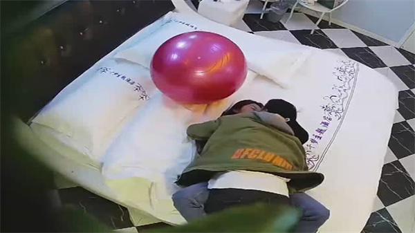 酒店摄像头情趣瑜伽球房未流出带校花女友开房啪啪}