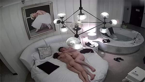 眼镜哥带着美女酒店开房连干3炮}