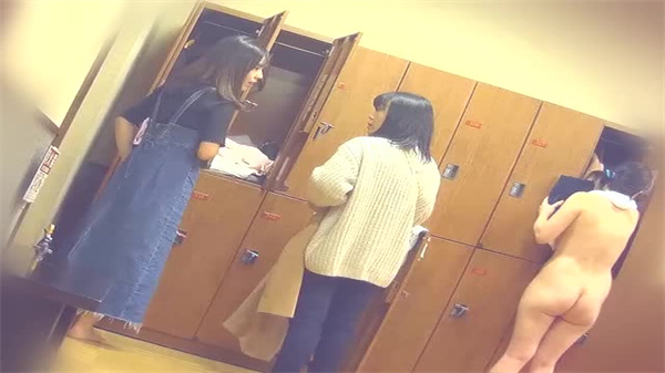 11月新品大众洗浴场女客换衣室.}