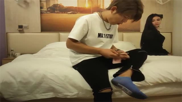 寻花偷拍-男主高价約了个肉感肥臀大奶御姐穿上高跟黑丝激情啪啪}