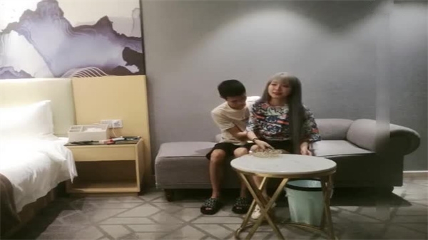 长衫短裙小姐姐温柔气质楚楚可人_}