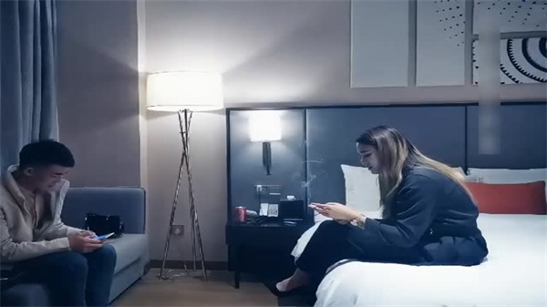 约到酒店前凸后翘肉体_}