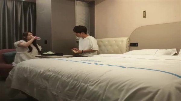 钟爱熟女-小伙爱坦克约炮肉感肥臀骚妇换上丝袜女仆装激情开操}