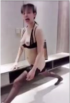 白皙骚淫娃先来个一字马暖身随后被男友口爆颜射.}