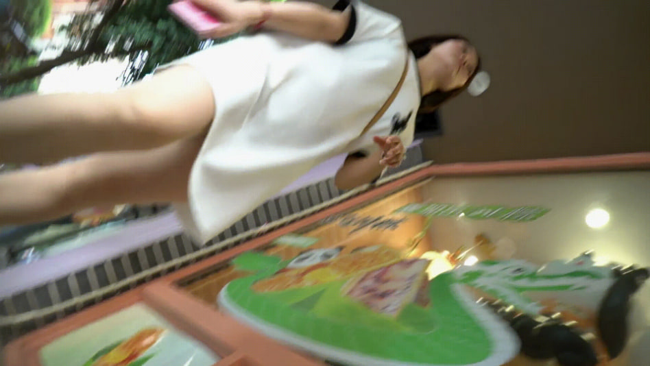 步行街跟踪抄底穿大T恤的美少妇和男友逛街的美女.}