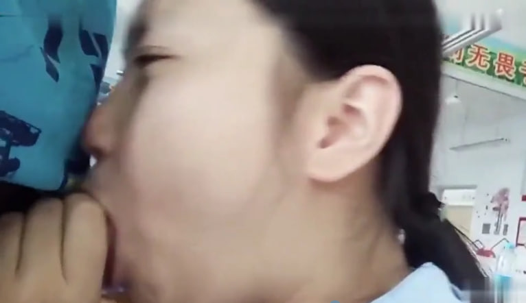 趁同学们还没来教室男友解开拉链喂女友吃棒棒.}